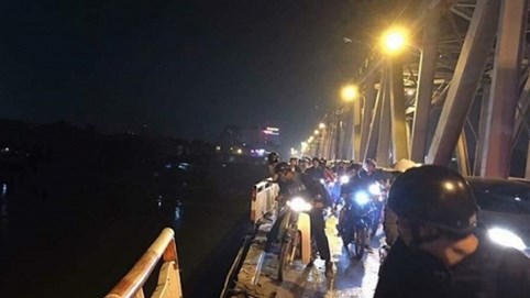 Ôtô 4 chỗ lao từ cầu Chương Dương xuống sông Hồng mất tích