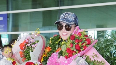 Tân Hoa hậu Phi Thanh Vân rạng rỡ ngày trở về