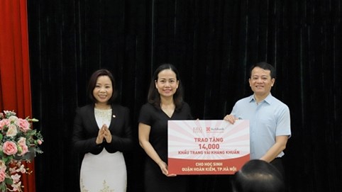 Tập đoàn BRG tặng hơn 74.000 khẩu trang vải kháng khuẩn cho học sinh Hà Nội