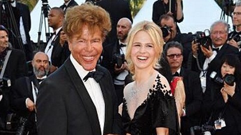 Thảm đỏ bế mạc LHP Cannes: Nữ minh tinh người Pháp gây sốt với thiết kế đầm triệu đô