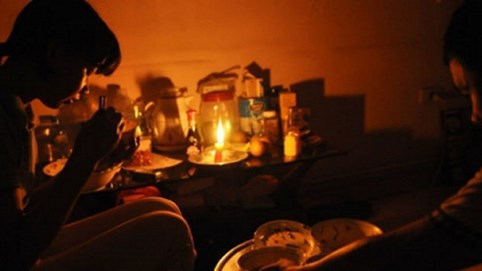 Thanh Trì (Hà Nội): Hàng trăm hộ dân Triều Khúc khổ sở vì mất điện liên tiếp lúc nửa đêm