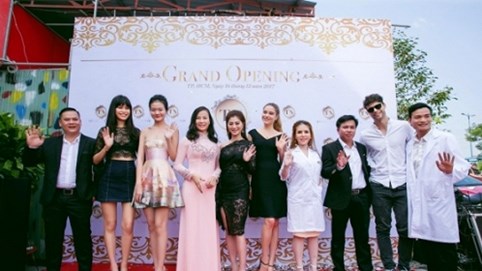 Thanh Trúc hội ngộ dàn sao tại sự kiện khai trương Mỹ viện Tây Nam