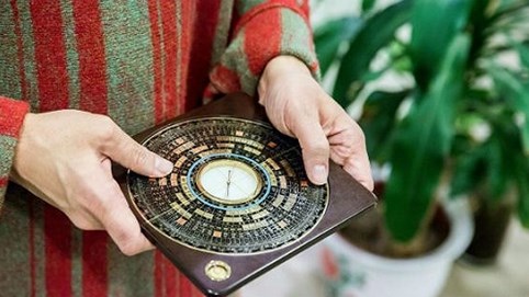 Thầy phong thủy dự báo năm nay bí mật của Tổng thống Trump bị phanh phui