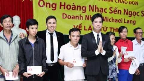 Thầy trò Ngọc Sơn - Michael Lang đến Quảng Nam thăm bà con vùng lũ