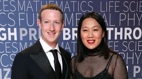Vợ thường xuyên mất ngủ, Mark Zuckerberg phát minh 