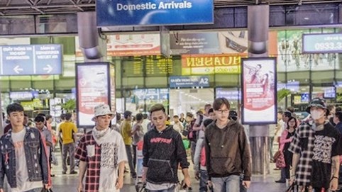 Thời trang chất lừ của nhóm The Air tại sân bay