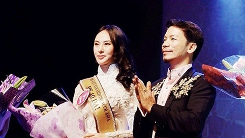 Thu Hoàng đăng quang Hoa hậu Áo dài