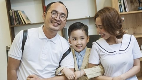 Thu Trang - Tiến Luật khép nép bên 