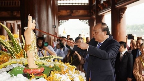 Thủ tướng Nguyễn Xuân Phúc thực hiện nghi lễ tắm Phật ngày khai mạc Vesak 2019