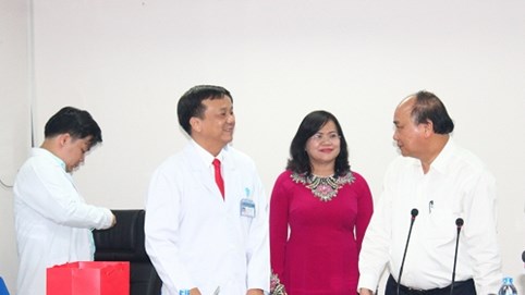 Thủ tướng thăm và làm việc tại Bệnh viện đa khoa Đồng Nai