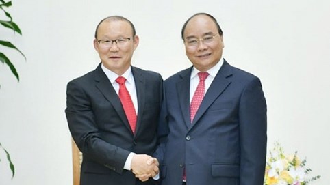 Thủ tướng thể hiện sự cảm ơn của Chính phủ với HLV Park Hang Seo