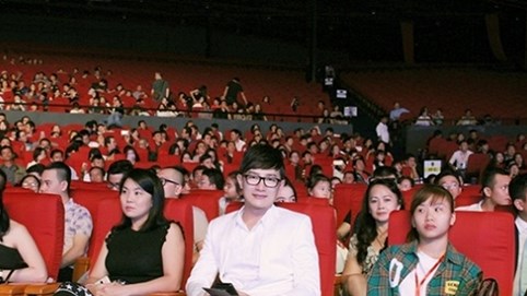 Tiến Phạm xuất hiện trong đêm bán kết Hoa hậu Hoàn vũ