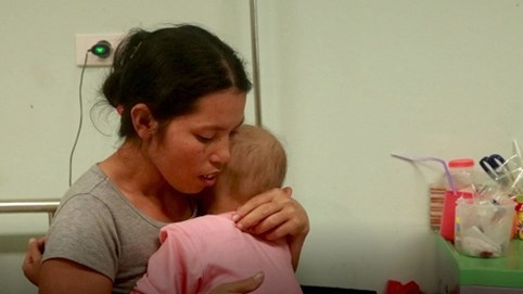 Tiếng khóc xé lòng của người mẹ giữa Bệnh viện Nhi Trung ương