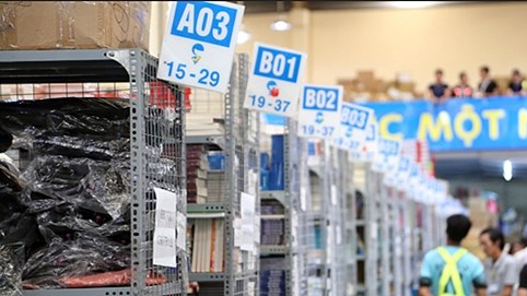 Tiki - Lazada: Kẻ đua giao hàng nhanh, người mê 'showbiz hóa'