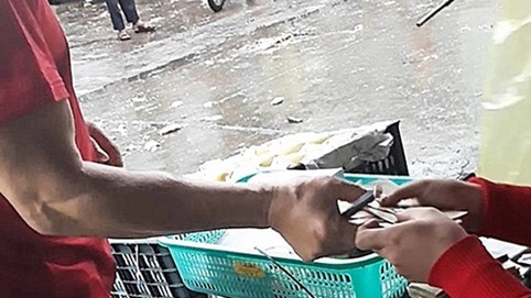 Tố cáo bị bảo kê, tiểu thương chợ Long Biên bị khủng bố