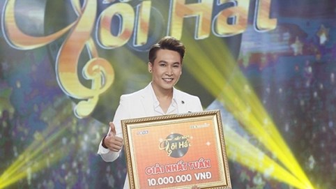 Tỏa sáng đêm nhạc Trịnh Nam Sơn, Trần Vũ hạnh phúc được danh ca Phương Dung chăm sóc