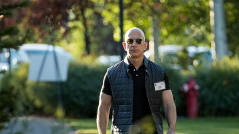 Tốc độ kiếm tiền kinh hoàng của tỷ phú giàu nhất thế giới: Làm 1 giờ bằng người khác làm... 68 năm không nghỉ!