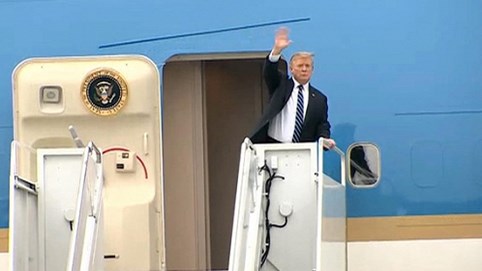 Tổng thống Trump lên Air Force One rời Nội Bài
