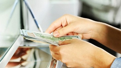 TPHCM: Mua bán USD tại các cửa hàng vàng vẫn tấp nập, công khai