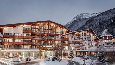 Trải nghiệm khu nghỉ dưỡng: 'Quẩy' hết mình trên núi với Electric Mountain Festival tại khách sạn Das Central