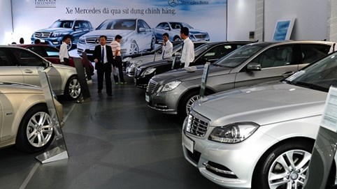 Tranh khách xe cỏ, Mercedes, BMW, Camry đời cũ xuống giá 300 triệu đồng