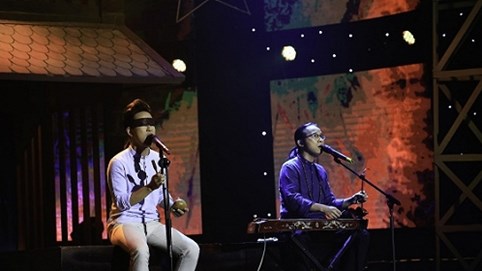 Triệu Lộc liều lĩnh bịt mắt, biểu diễn nhạc cụ với nhạc sĩ khiếm thị Hà Chương