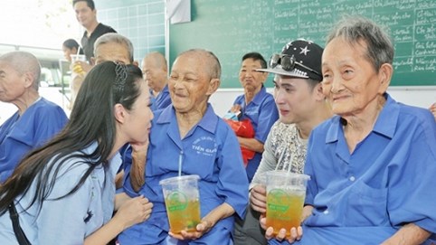 Trịnh Kim Chi - Nguyên Vũ xúc động khi đi từ thiện