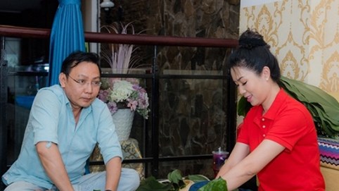 Trịnh Kim Chi tất bật gói bánh chưng đón Tết