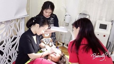 Chuyện về nữ doanh nhân gắn bó với nghề phun thêu thẩm mỹ