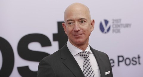 Trong 15 phút, tỷ phú Jeff Bezos kiếm số tiền một người Mỹ làm cả đời