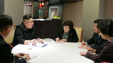 Trước cuộc gặp ông Trump, ông Kim Jong Un nhận báo cáo từ nhóm chuyên viên