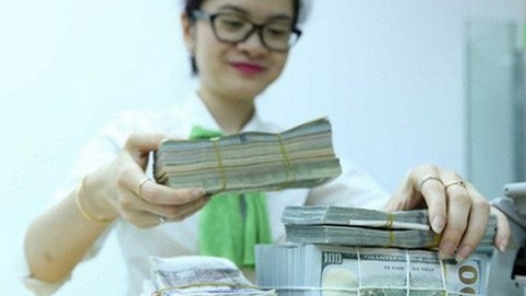 Tỷ giá ngân hàng tiếp tục leo dốc, Vietcombank đẩy giá USD lên 23.460 đồng