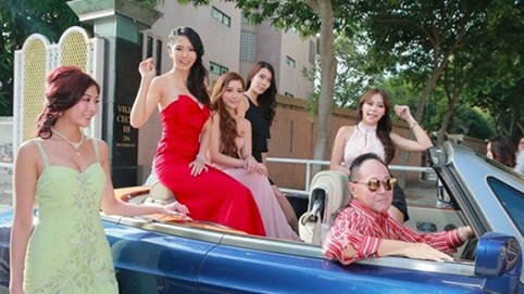 Tỷ phú trăng hoa nhất Hong Kong: Từng cặp kè với... 10.000 chân dài, bỏ tiền tỷ để kén chồng cho con