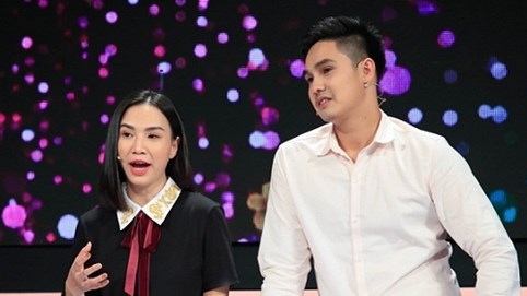 Ủng hộ chồng hôn bạn diễn nữ hết mình nhưng vợ Baggio không quên nhắc nhở: 