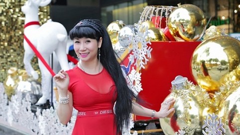 Uyên Thảo đỏ rực đón Giáng sinh giữa đường phố Sài Gòn