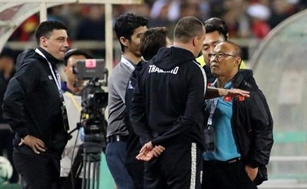 VFF chính thức đệ đơn gửi AFC xem xét hành vi của HLV thủ môn Thái Lan