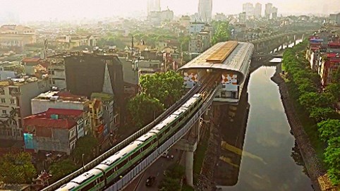 Video: Tàu điện Cát Linh - Hà Đông lao vun vút qua phố phường Hà Nội nhìn từ flycam