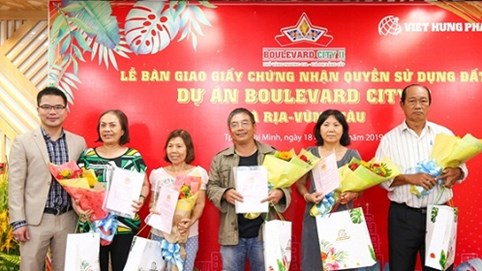 Việt Hưng Phát trao hàng trăm sổ hồng cho khách hàng tại Boulevard City Bà Rịa - Vũng Tàu