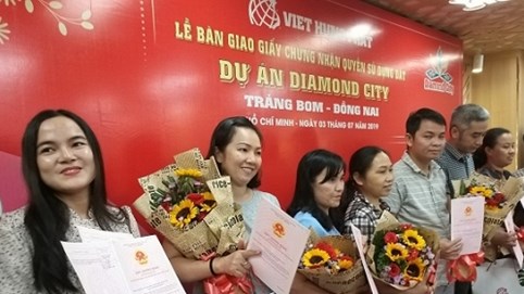 Việt Hưng Phát trao hàng trăm sổ hồng Dự án Diamond City