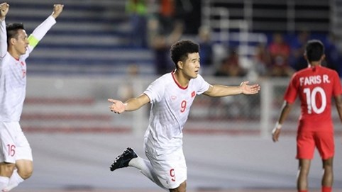 Việt Nam chật vật vượt qua Singapore nhờ bàn thắng cuối trận của Đức Chinh