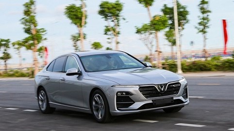 VinFast đưa chuyên gia nước ngoài về hướng dẫn thử xe Lux tại Việt Nam