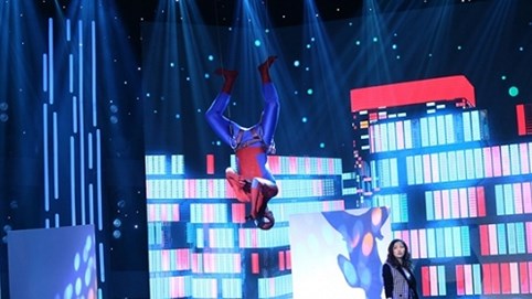 VJ Quốc Bảo hát hit của Văn Mai Hương trong tư thế lộn ngược lơ lửng trên không trung