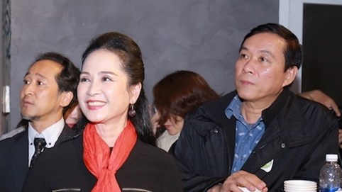 Vợ chồng Lan Hương - Đỗ Kỷ, MC Tuấn Tú hào hứng đi xem phim