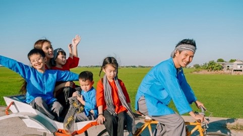 Vợ chồng Lý Hải - Minh Hà mừng năm mới cùng dàn diễn viên 