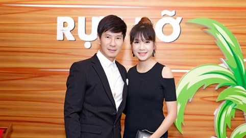 Vợ chồng Lý Hải - Minh Hà tình tứ đến chúc mừng đoàn phim 