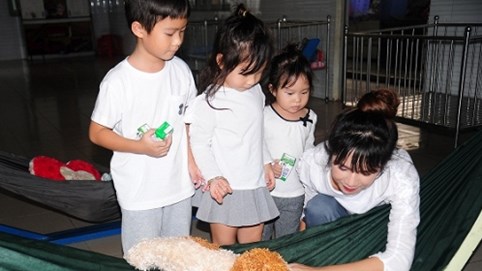 Vợ chồng Lý Hải đưa con đi từ thiện