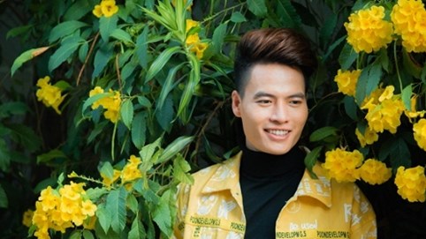 Võ Tấn Phát khoe bộ ảnh “đẹp như hoa”