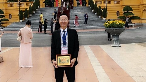 Chủ tịch Vsetgroup vinh dự nhận kỷ niệm chương Top 10 Doanh nhân tiêu biểu