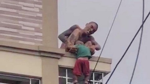 Vụ em bé 17 tháng tuổi bị bố ruột thả từ tầng 2 xuống đất: Đối tượng khai gì tại CQĐT?