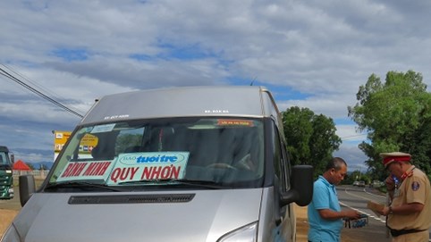 Xe khách Bình Minh gắn biển “báo Tuổi Trẻ” để làm gì?